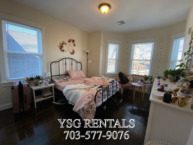 Building Photo - 194 Hillside St