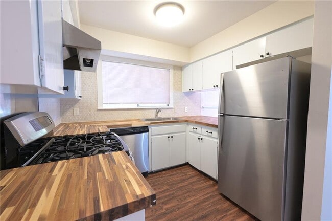 Building Photo - 2303 Western Trails Blvd