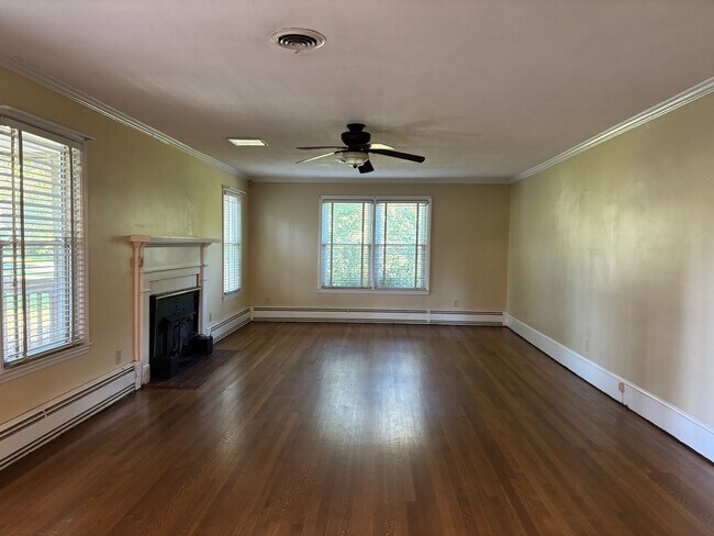 Building Photo - Spacious 3 Bedroom Convenient to Greensbor...