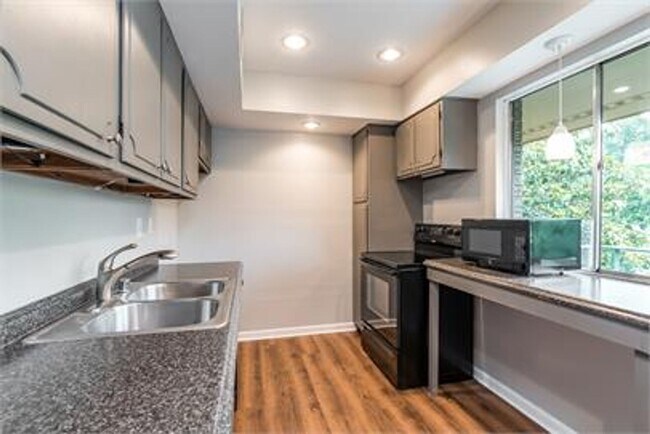 Foto del edificio - 2 bed 1.5 Bath Apartment, with Community Pool