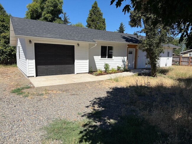 Foto del edificio - Updated 3-bedroom, 2 bath house in Eugene!