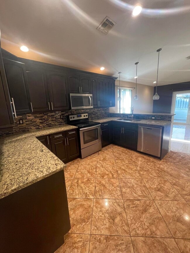 Building Photo - 5472 Club Cir