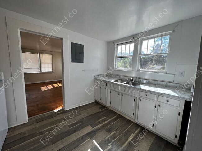 Building Photo - 544 Perry St