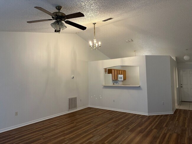 Foto del edificio - Move in condition 3 Bedroom 2 Bath 2 Car Garage Call Carole Arcaro 386-216-4900 Deltona Lakes Realty