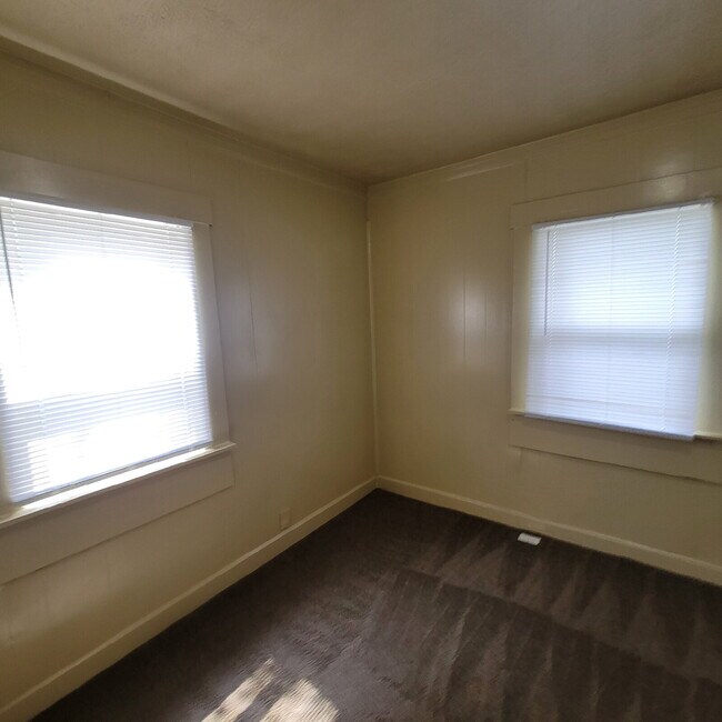 Foto del edificio - 2 Bedroom conveniently located near the thriving Twin Aire neighborhood