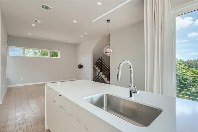 Foto del edificio - 5605 Sunshine Dr