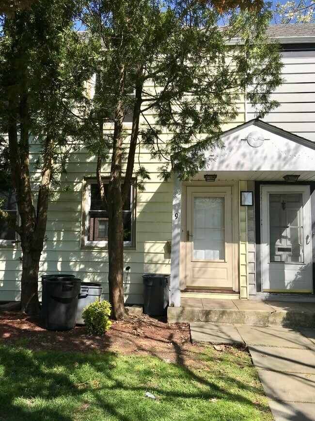 Building Photo - 9 Lee Ct