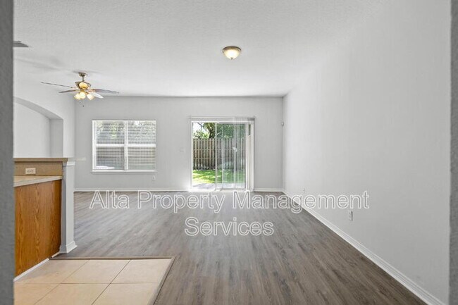 Foto del edificio - 5260 Collins Rd