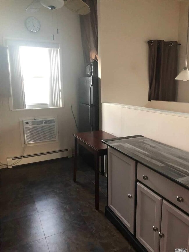 2 E Lido Promenade, Lindenhurst, NY 11757 Room for Rent in
