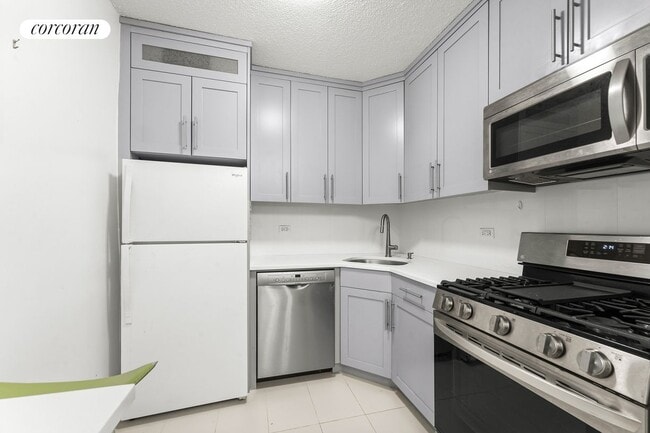 Building Photo - 300 E 40th St