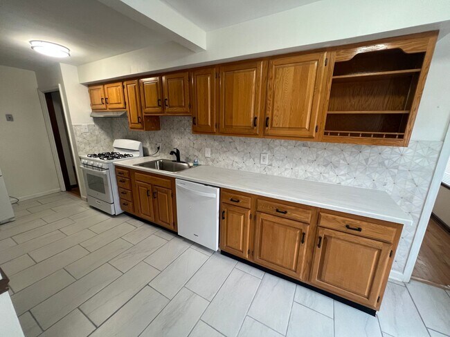 Foto del edificio - Large 4BR / 2BA Home with Granite Kitchen, Deck & Fenced Yard  Lifestyle-Oriented