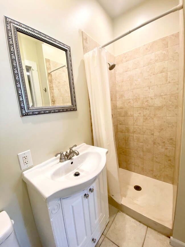Building Photo - 4 Bedroom/3.5 Bath. UC Rental Located on J...