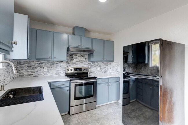 Foto del edificio - Charming 2-Bedroom Home with Spacious Back...