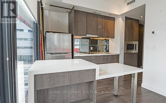 Building Photo - 215 Queen St W