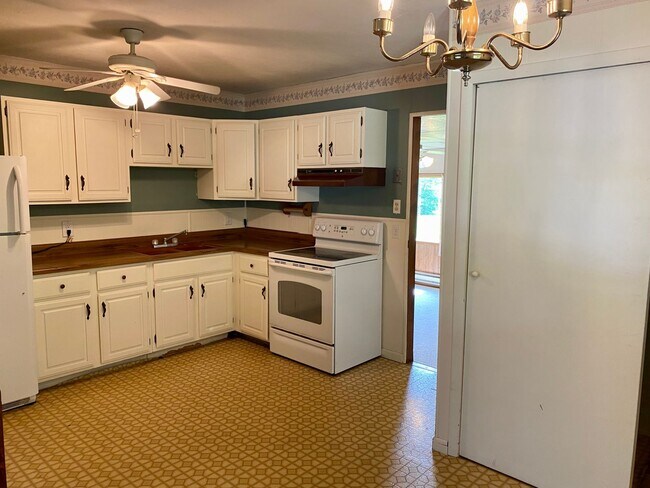 Building Photo - Three Bedroom in Godfrey