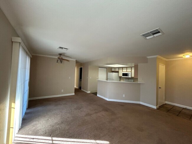 Foto del edificio - 2 bedroom condo in Gated community