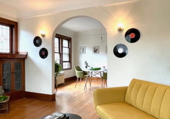Spacious living and dining room - 841 Nottingham Rd