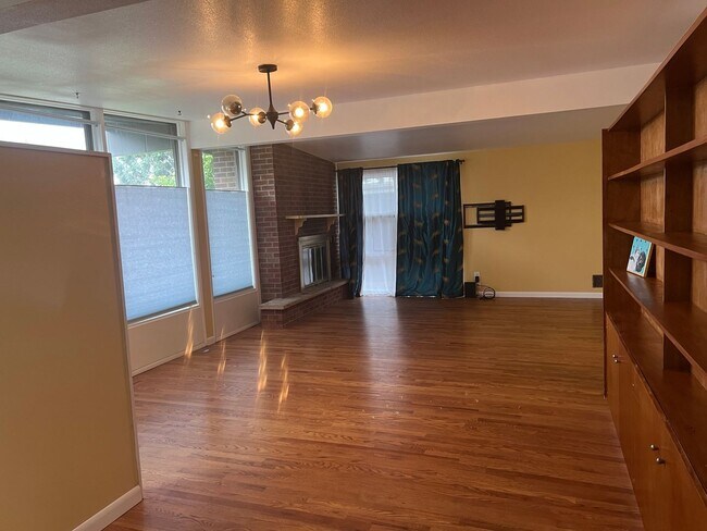Building Photo - Updated Single-Level Mid-Century-Modern Home