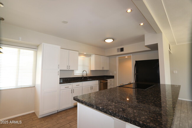 Foto del edificio - 6907 E Earll Dr