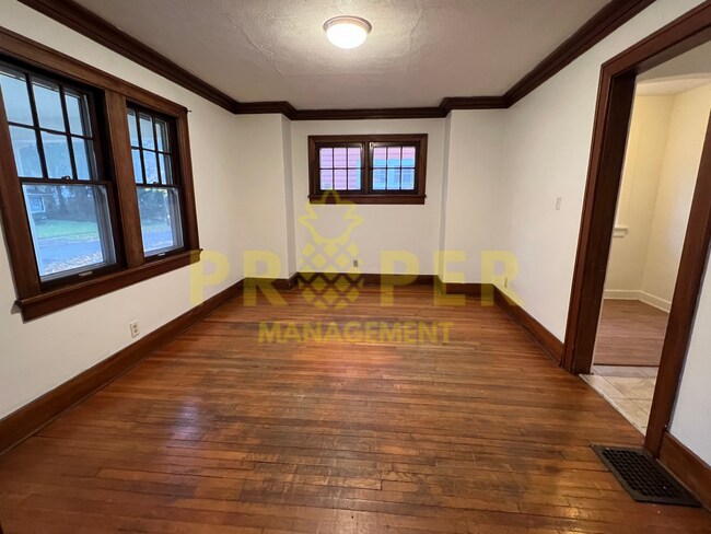 Building Photo - 3 bedrooms 1 bathrooms house for rent