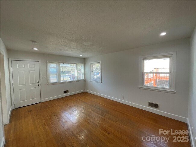 Building Photo - 424 E Walnut Ave