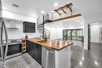 Building Photo - 6984 Greentree Ln