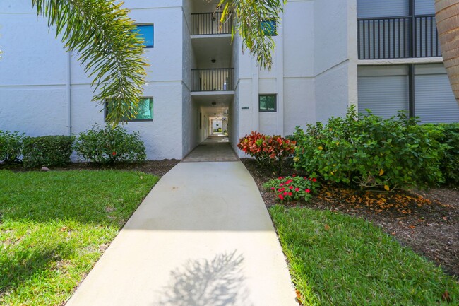Building Photo - ***HIDDEN LAKE AT PARK SHORE***2/2 OFF-SEA...