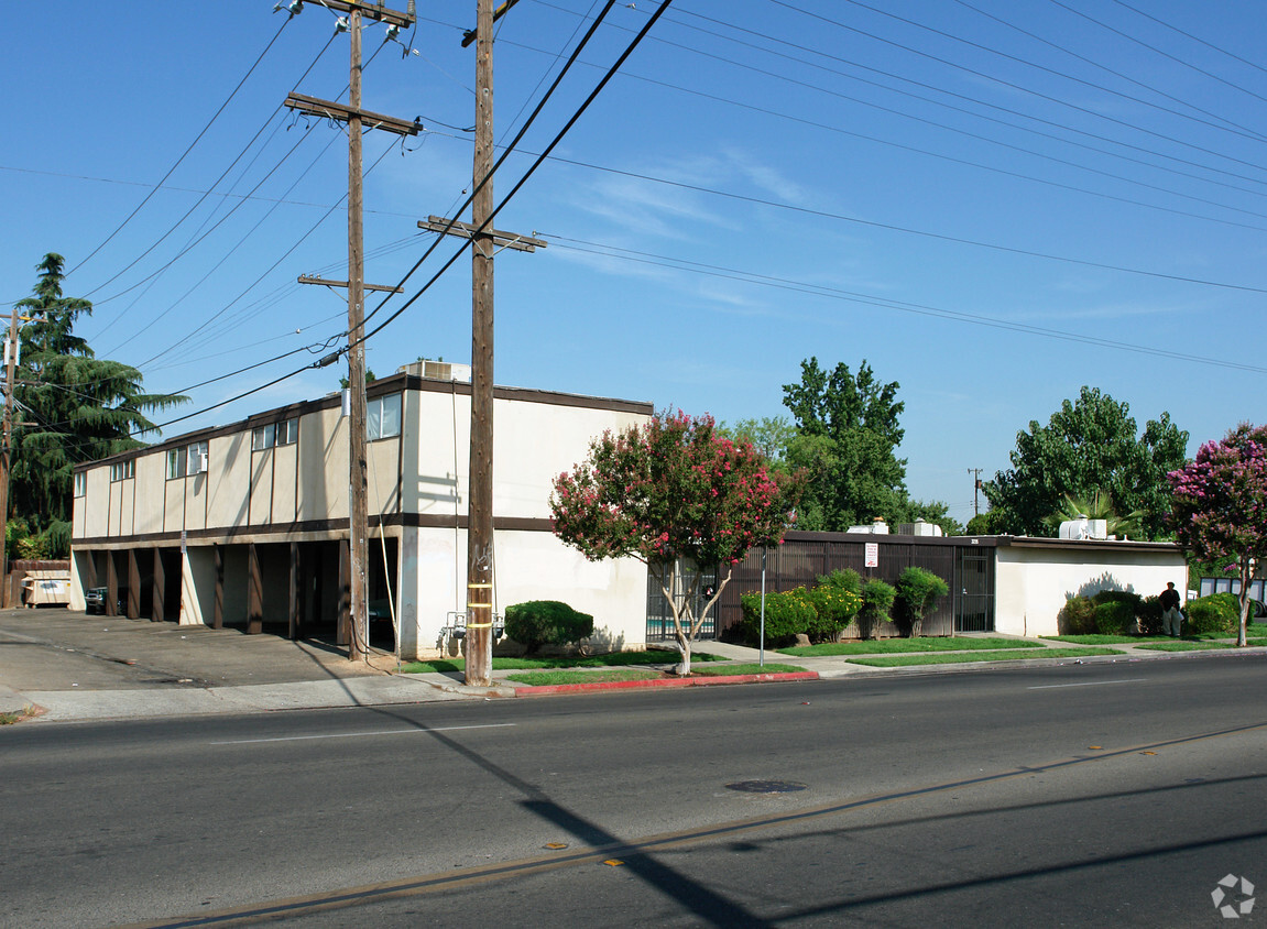 Building Photo - 3231-3235 N Fruit Ave