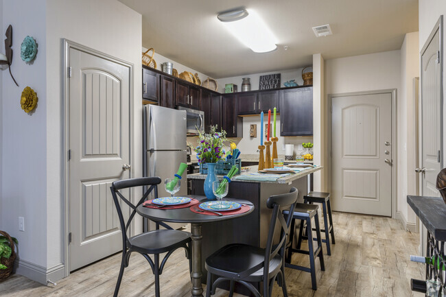 1HAB, 1BA - 740SF B-Style - Cocina - Remi Apartment Homes