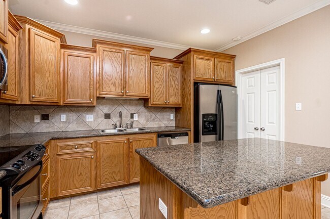 Foto del edificio - Two Bedroom Home in a Gated Community! Com...