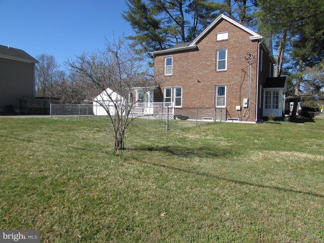 Building Photo - 8700 Maple Ave