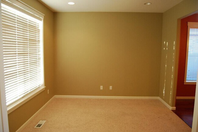 Building Photo - Stunning 4 Bedroom with Gorgeous main leve...