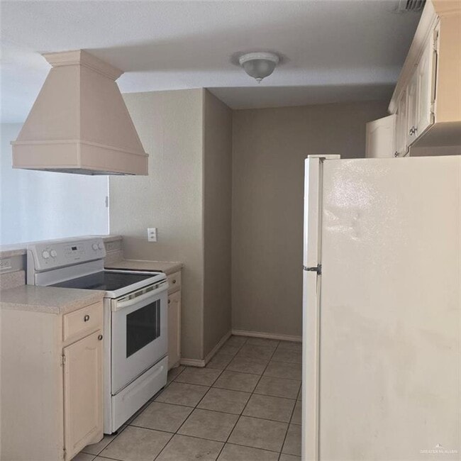 Building Photo - 13 W Daffodil Ave