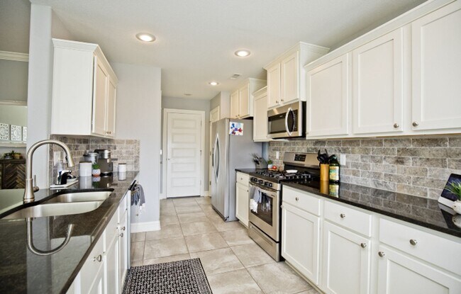 Building Photo - 3 Bedroom Home off Elm Springs Bypass! Com...