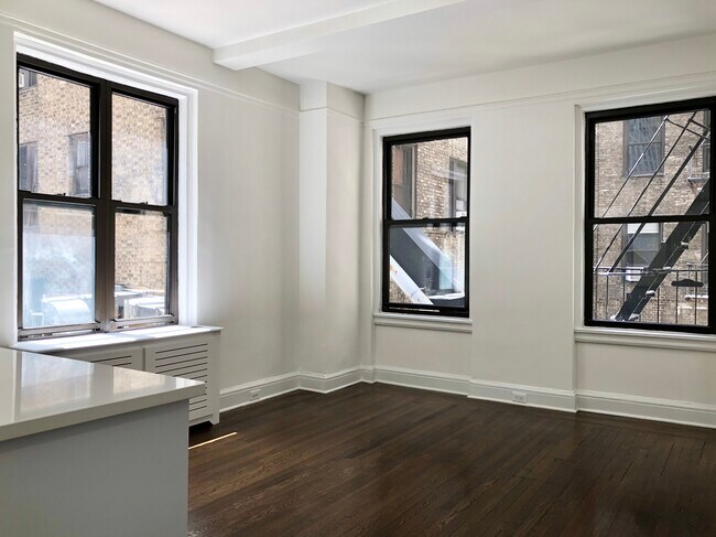 Building Photo - 146 E 46th St