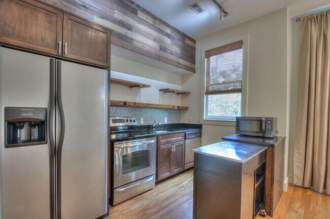 Foto del edificio - Price Improvement! Condo in the heart of 1...