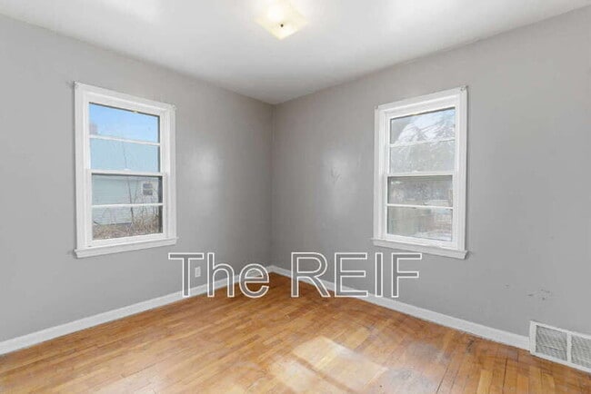 Building Photo - 813 Alvord Ave