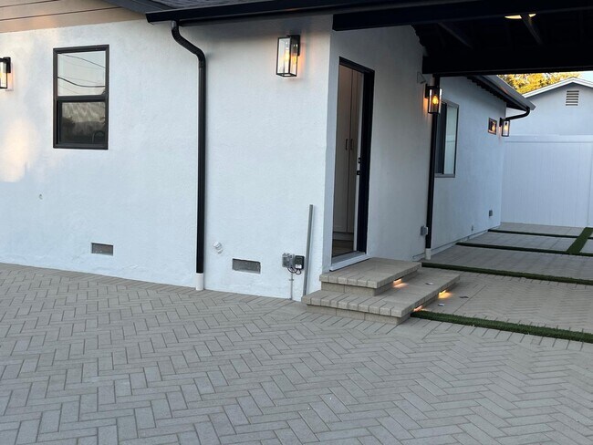 Foto del edificio - 23140 Victory Blvd