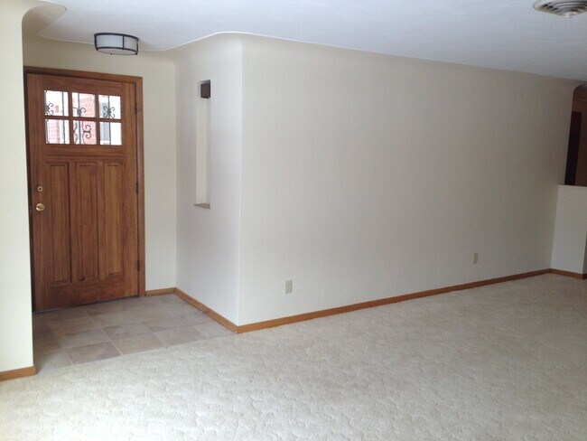 Building Photo - Beautiful 3BR/2BA home ! Great yard & garage
