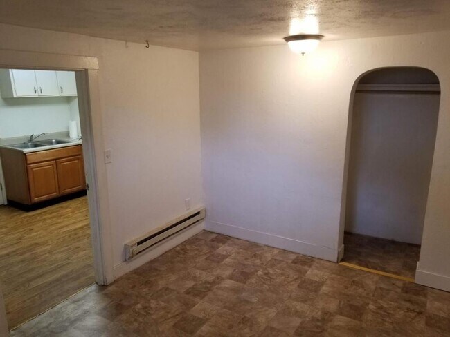 Building Photo - 170 2nd St apt 4
