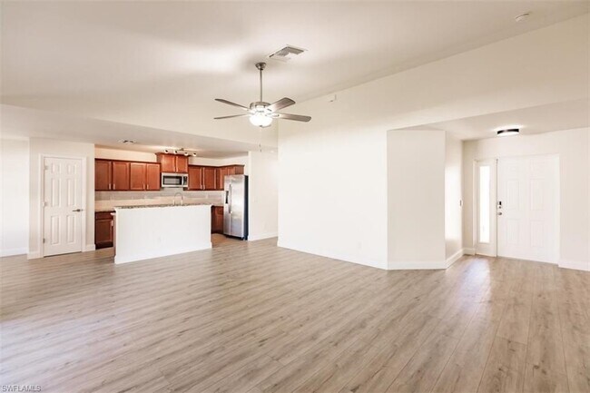 Building Photo - 625 SE 1st Ave