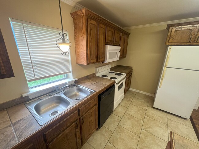 Foto del edificio - 3 bedroom, 1 bathroom home located in Port...