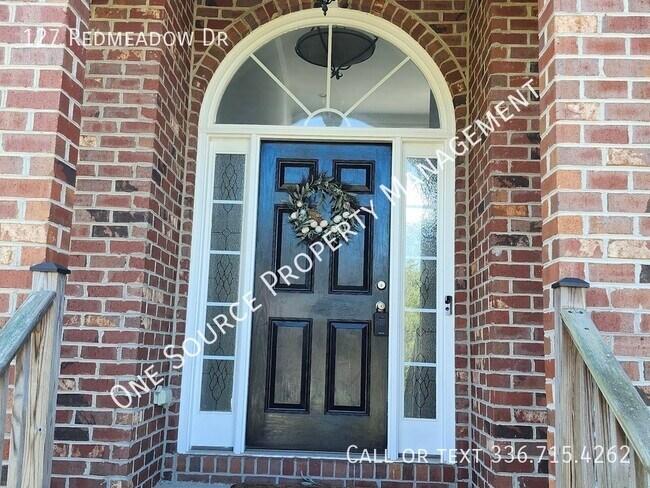 Foto del edificio - 127 Redmeadow Dr