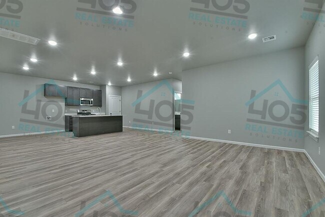 Building Photo - 4 Bedroom Rental w/2 car garage