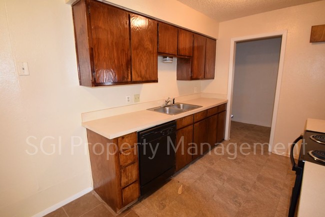 Foto del edificio - 2 Bed 2 Bath DUPLEX Ready for Move in