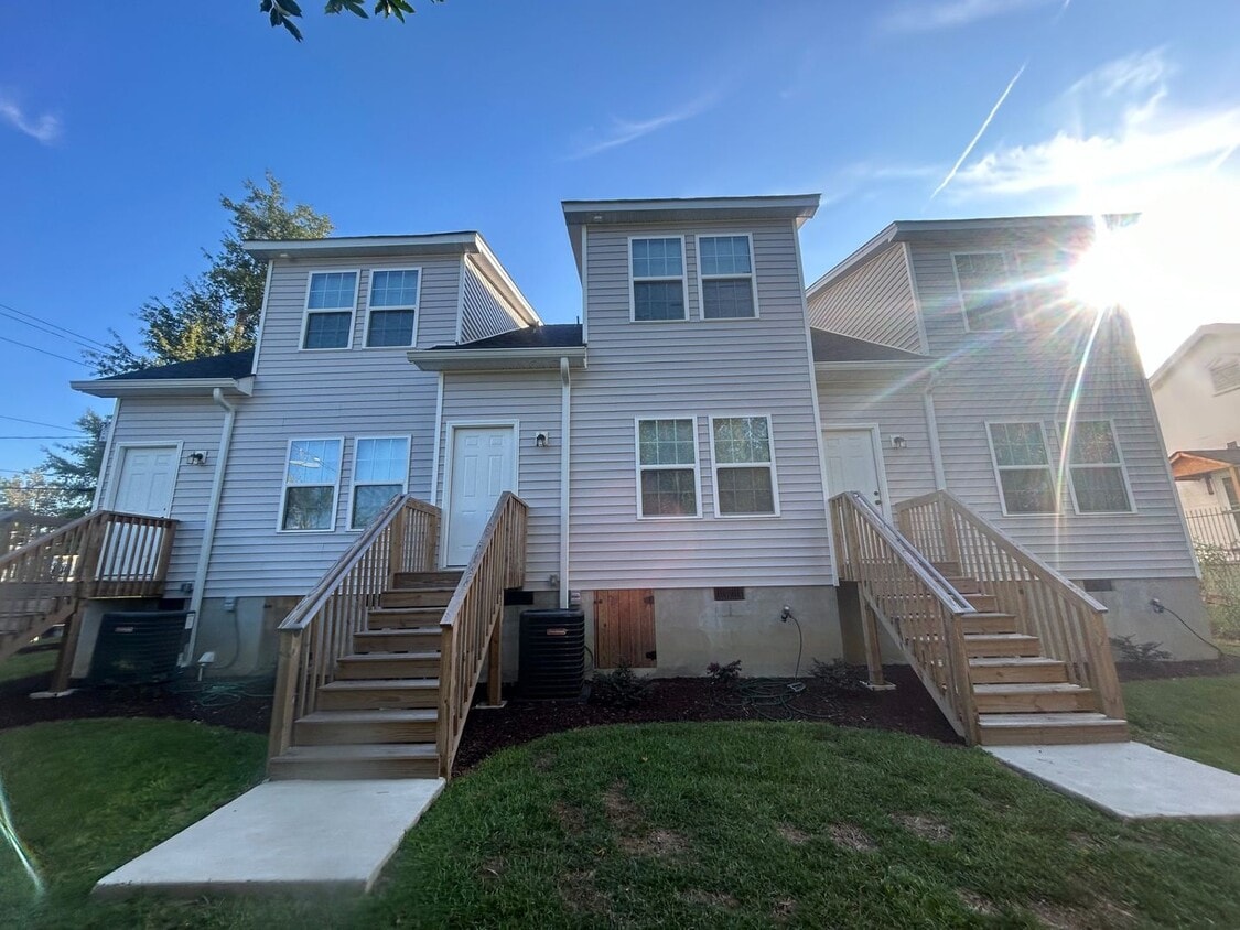 Building Photo - 1127 Page St