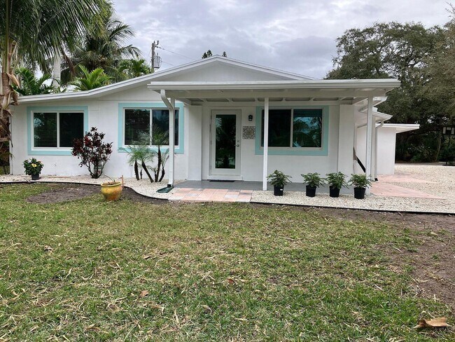 Building Photo - 1408 SW Palm City Rd