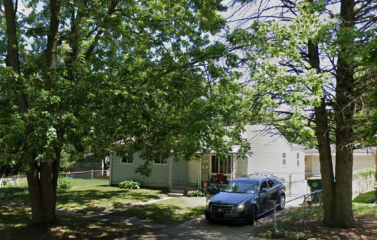 Primary Photo - Three Bedroom for Rent!