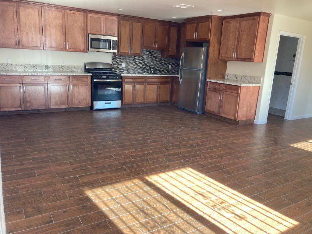 Primary Photo - 750 E 40th Pl