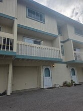 Building Photo - 420 Dela Vina Ave